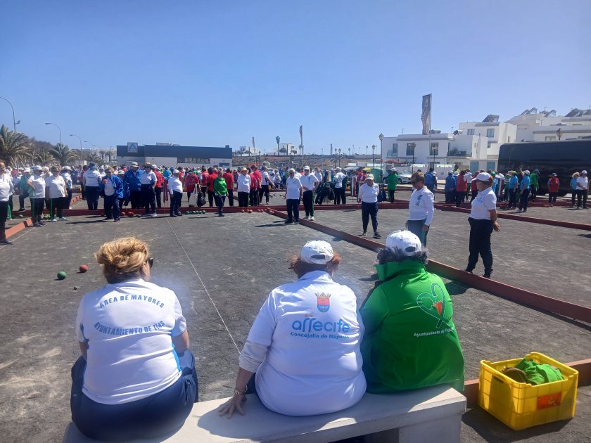 Mayores jugando una partida decisiva en el torneo bola canaria abuelos conejeros arrecife