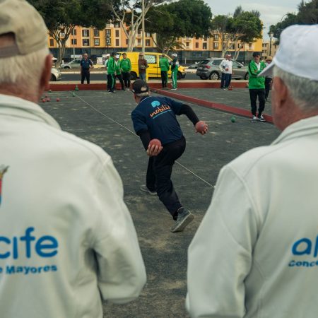 ayores jugando una partida decisiva en el torneo bola canaria abuelos conejeros arrecife