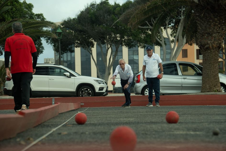 Mayores jugando una partida decisiva en el torneo bola canaria abuelos conejeros arrecife