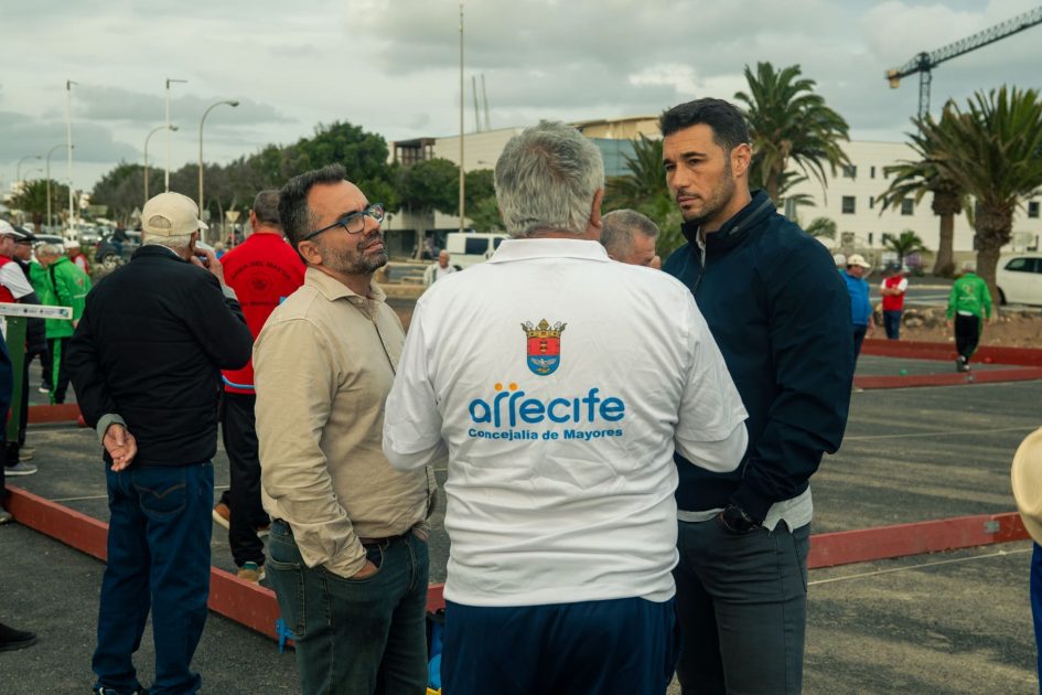 Mayores jugando una partida decisiva en el torneo bola canaria abuelos conejeros arrecife