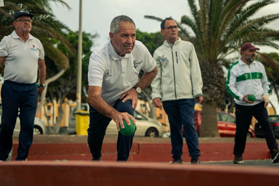 Mayores jugando una partida decisiva en el torneo bola canaria abuelos conejeros arrecife