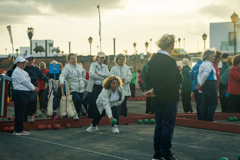 Mayores jugando una partida decisiva en el torneo bola canaria abuelos conejeros arrecife