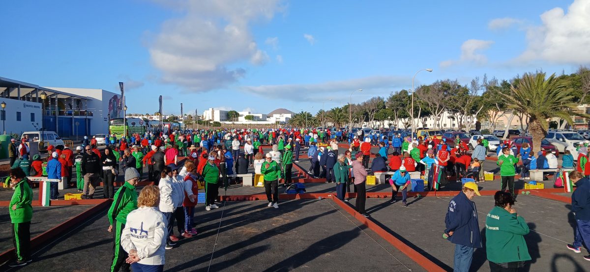 Mayores jugando una partida decisiva en el torneo bola canaria abuelos conejeros arrecife