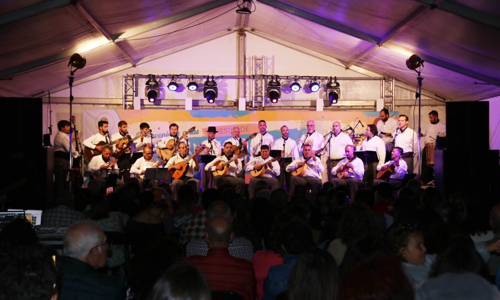 Componentes de la Parranda Janubio tocando instrumentos de cuerda y cantando folklore en el escenario de Las Breñas.
