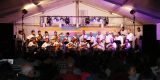 Componentes de la Parranda Janubio tocando instrumentos de cuerda y cantando folklore en el escenario de Las Breñas.