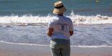 Voluntarios y jóvenes de ADISLAN participando en la jornada de limpieza y surf inclusivo en la Playa de Las Cucharas, Costa Teguise.