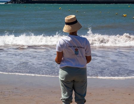 Voluntarios y jóvenes de ADISLAN participando en la jornada de limpieza y surf inclusivo en la Playa de Las Cucharas, Costa Teguise.