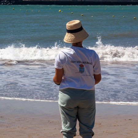 Voluntarios y jóvenes de ADISLAN participando en la jornada de limpieza y surf inclusivo en la Playa de Las Cucharas, Costa Teguise.