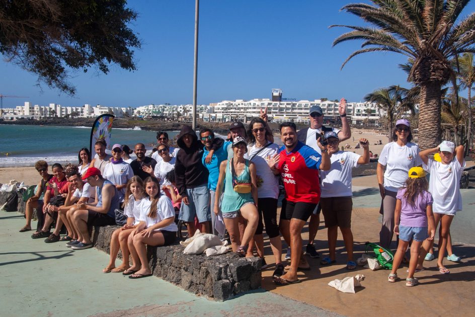 Voluntarios y jóvenes de ADISLAN participando en la jornada de limpieza y surf inclusivo en la Playa de Las Cucharas, Costa Teguise.