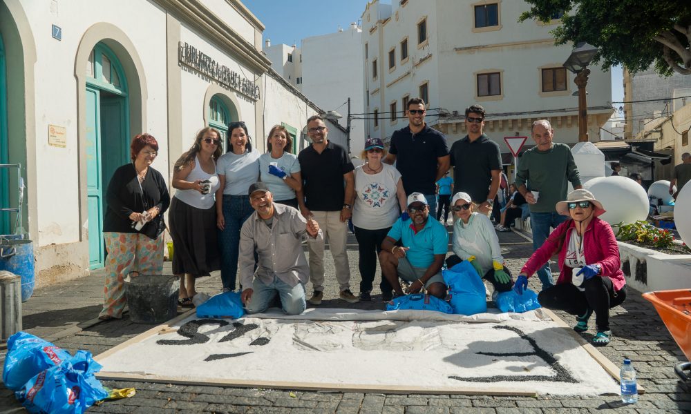 Vecinos diseñando las alfombras de sal arrecife 2026 con sal tintada junto a la iglesia de San Ginés