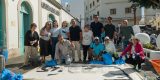 Vecinos diseñando las alfombras de sal arrecife 2026 con sal tintada junto a la iglesia de San Ginés