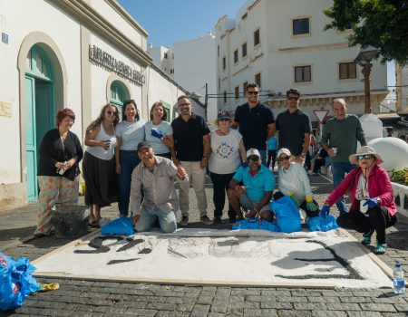Vecinos diseñando las alfombras de sal arrecife 2026 con sal tintada junto a la iglesia de San Ginés