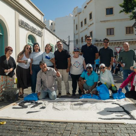 Vecinos diseñando las alfombras de sal arrecife 2026 con sal tintada junto a la iglesia de San Ginés