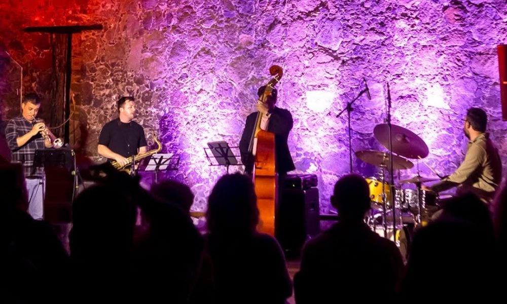 Músicos de la banda de jazz Ancor Miranda Quartet tocando la trompeta, contrabajo y batería.