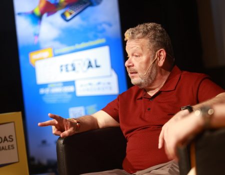 El presentador Alberto Chicote charlando en un escenario frente al público de Lanzarote.