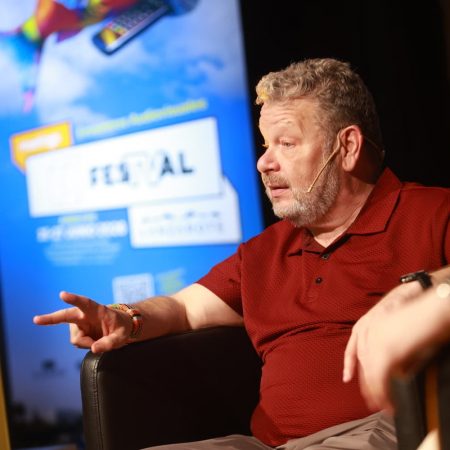 El presentador Alberto Chicote charlando en un escenario frente al público de Lanzarote.