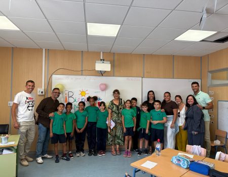 Encuentro presencial de alumnos y mayores en Arrecife dentro del proyecto Voces que se encuentran.