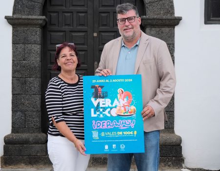 Cartel publicitario de la campaña comercial Verano Loco ¡Rebajas! en una zona comercial de San Bartolomé.