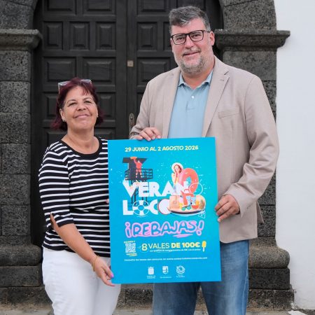 Cartel publicitario de la campaña comercial Verano Loco ¡Rebajas! en una zona comercial de San Bartolomé.