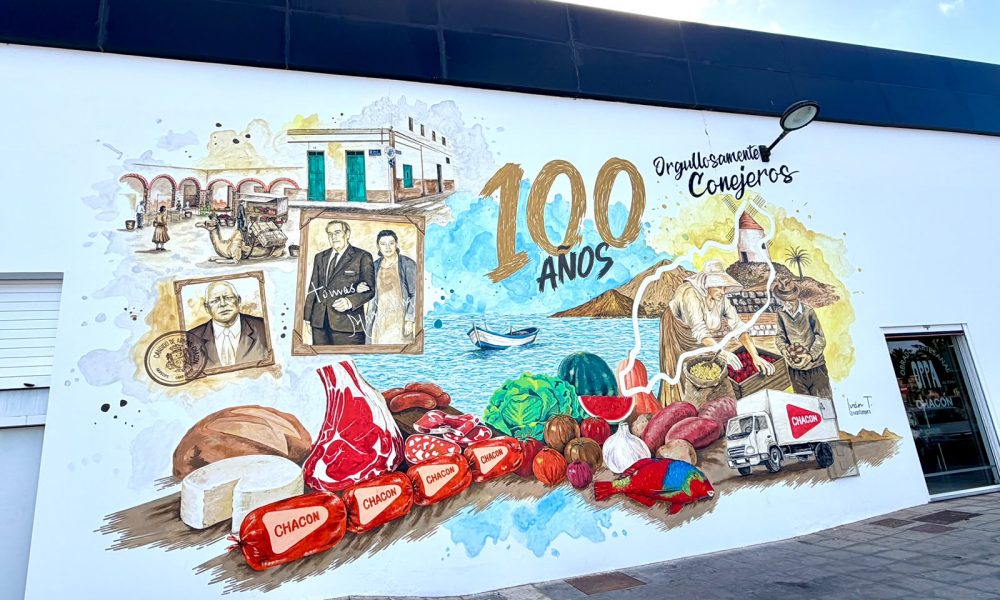 Fachada con el nuevo mural candido armas chacon valterra conmemorativo del centenario