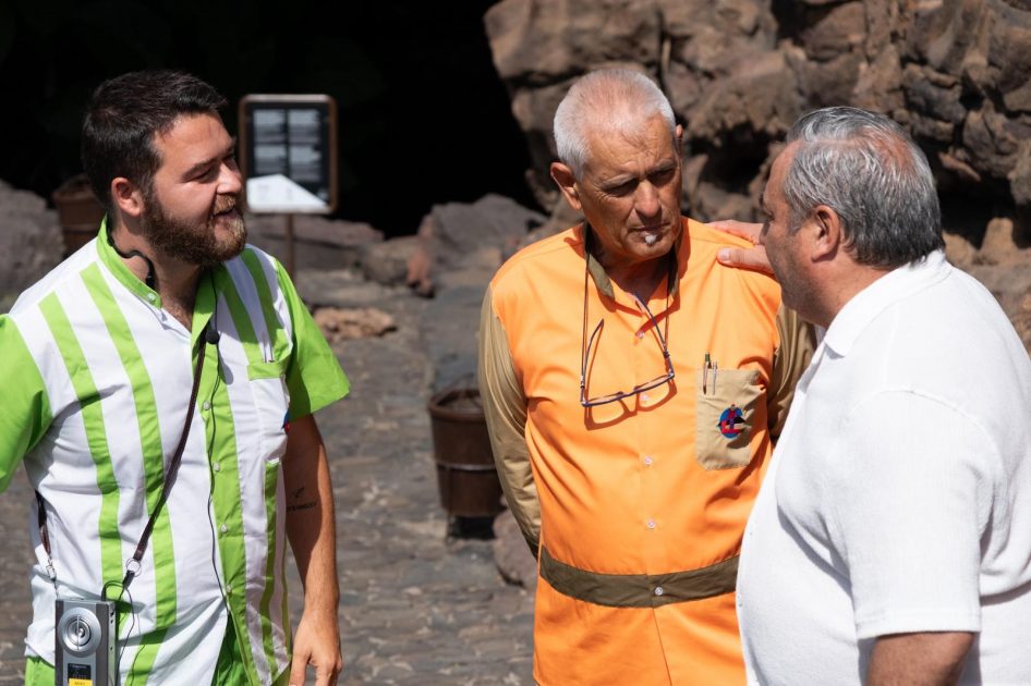 Trabajadores de los centros turisticos cesar manrique uniformes originales en la Cueva de los Verdes