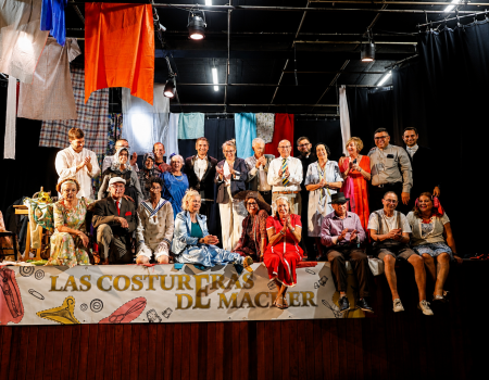 Procesión y el Grupo de Teatro de Mácher en las Fiestas de San Pedro.