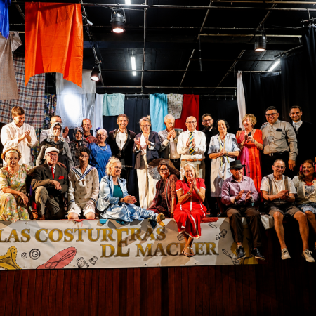 Procesión y el Grupo de Teatro de Mácher en las Fiestas de San Pedro.