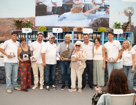 Representantes de la Quesería El Faro recogiendo el premio Empleita de Oro en el concurso insular de quesos de Lanzarote 2026