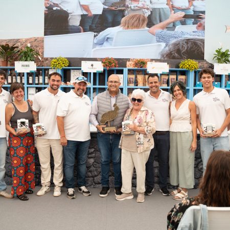 Representantes de la Quesería El Faro recogiendo el premio Empleita de Oro en el concurso insular de quesos de Lanzarote 2026