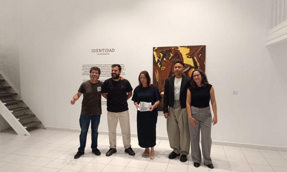 Visitantes contemplando las obras de arte contemporáneo en las salas de El Almacén.