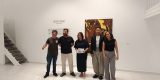 Visitantes contemplando las obras de arte contemporáneo en las salas de El Almacén.