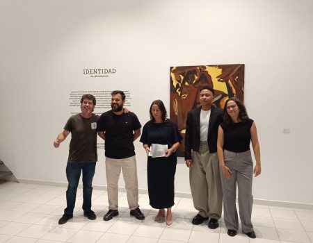 Visitantes contemplando las obras de arte contemporáneo en las salas de El Almacén.