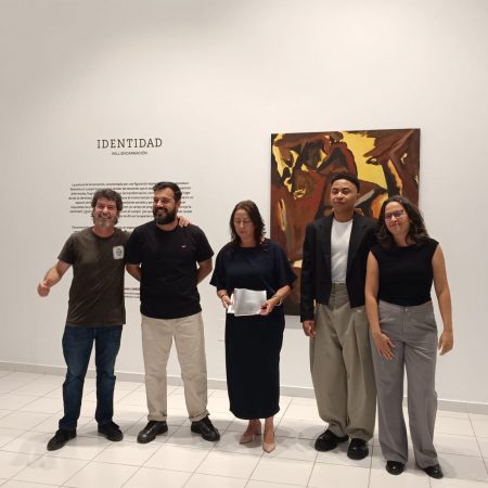 Visitantes contemplando las obras de arte contemporáneo en las salas de El Almacén.