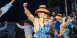 Componentes de la Agrupación Folclórica Malpaís de la Corona bailando con vestimenta tradicional de Lanzarote.