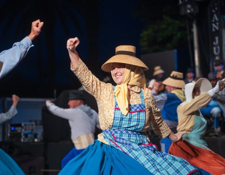 Componentes de la Agrupación Folclórica Malpaís de la Corona bailando con vestimenta tradicional de Lanzarote.