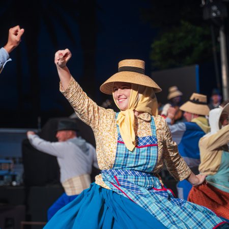 Componentes de la Agrupación Folclórica Malpaís de la Corona bailando con vestimenta tradicional de Lanzarote.