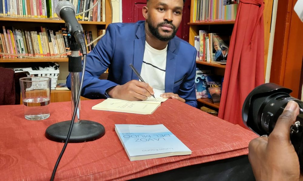 El escritor y pedagogo ecuatoguineano Lucas Esono, autor de la novela La voz del mudo.