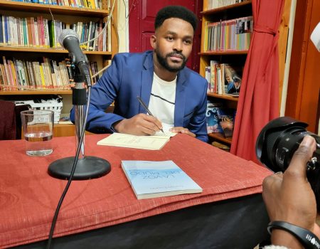 El escritor y pedagogo ecuatoguineano Lucas Esono, autor de la novela La voz del mudo.