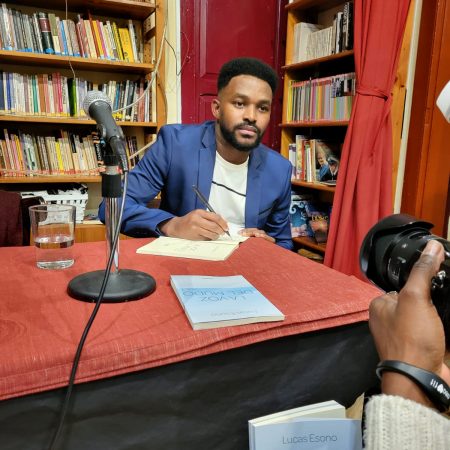 El escritor y pedagogo ecuatoguineano Lucas Esono, autor de la novela La voz del mudo.