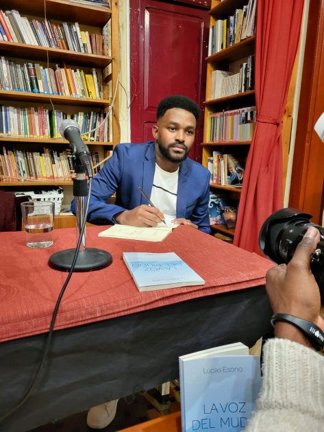El escritor y pedagogo ecuatoguineano Lucas Esono, autor de la novela La voz del mudo.