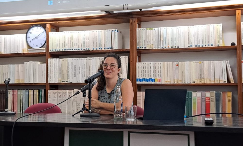 La filósofa Eurídice Cabañes durante su intervención sobre memoria local en el ciclo de la reserva de la biosfera de lanzarote 2026