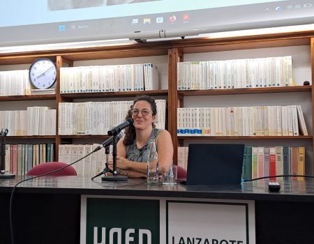 La filósofa Eurídice Cabañes durante su intervención sobre memoria local en el ciclo de la reserva de la biosfera de lanzarote 2026