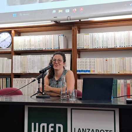 La filósofa Eurídice Cabañes durante su intervención sobre memoria local en el ciclo de la reserva de la biosfera de lanzarote 2026