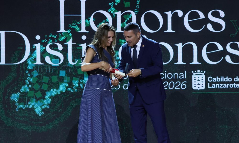 Premiados e instituciones en el escenario de Jameos del Agua en los Honores y Distinciones 2026.