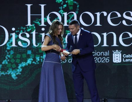 Premiados e instituciones en el escenario de Jameos del Agua en los Honores y Distinciones 2026.