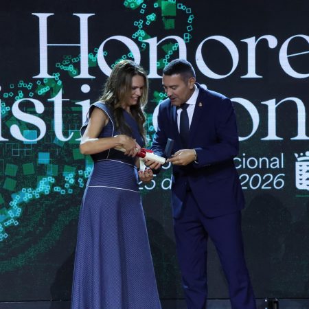 Premiados e instituciones en el escenario de Jameos del Agua en los Honores y Distinciones 2026.