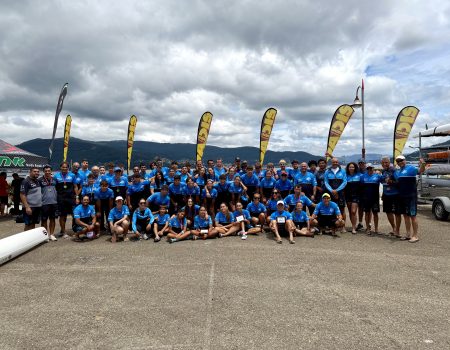 Palistas del Club Piragüismo Marlines celebrando con trofeos y medallas en el podio de Vigo.
