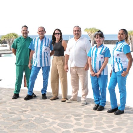 Trabajadores de los centros turisticos cesar manrique uniformes originales en la Cueva de los Verdes