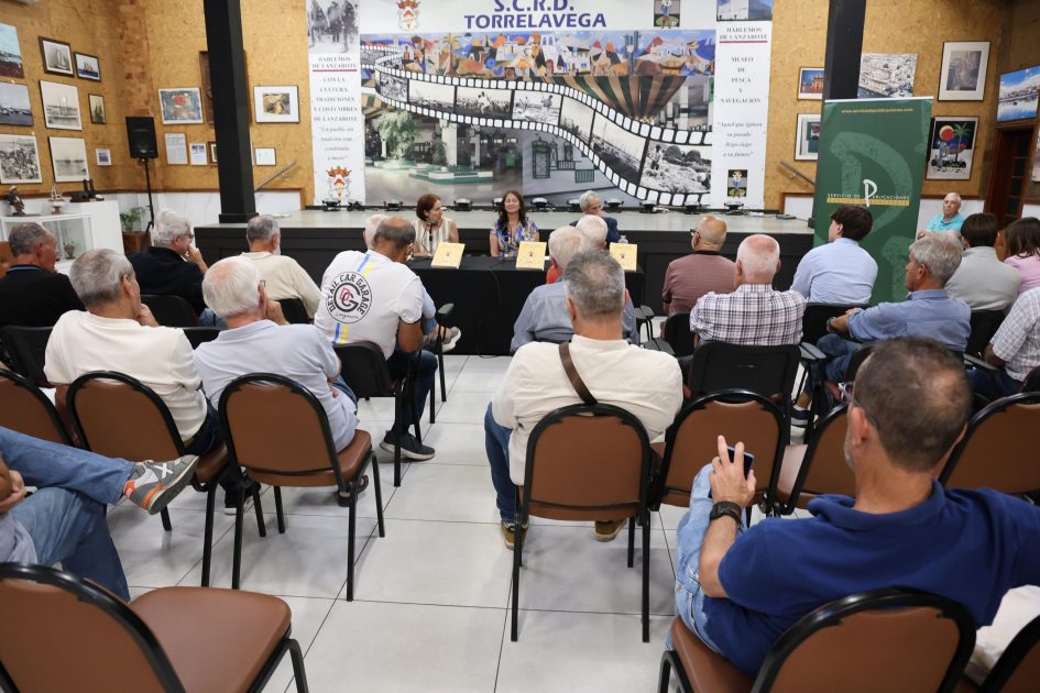 Presentación del libro Historia y estadística del fútbol en Lanzarote de José A. Márquez Umpiérrez en la Sociedad Torrelavega.