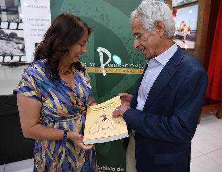 Presentación del libro Historia y estadística del fútbol en Lanzarote de José A. Márquez Umpiérrez en la Sociedad Torrelavega.